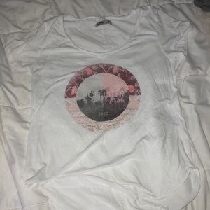 white hollister tshirt